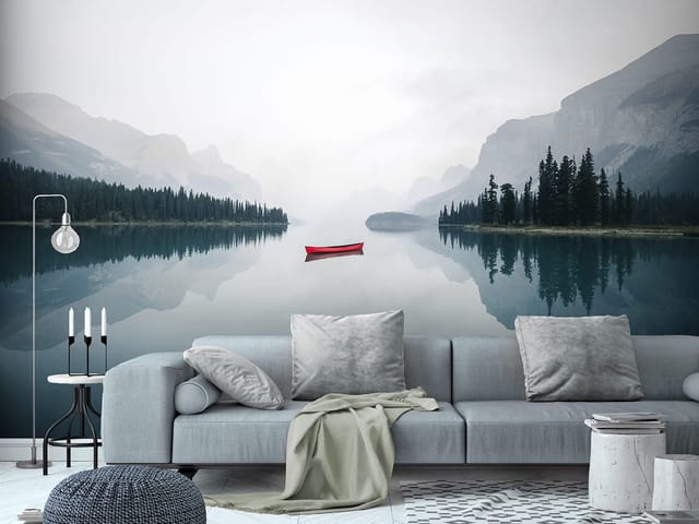 Fototapeta Czerwona łódka na spokojnym jeziorze (kod: 24988) Fototapeta z czerwoną łódką na jeziorze, góry i las iglasty w tle