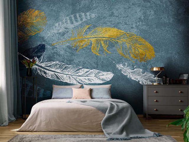 Fototapeta z dużymi, kolorowymi piórami na niebieskim tle z akcentami