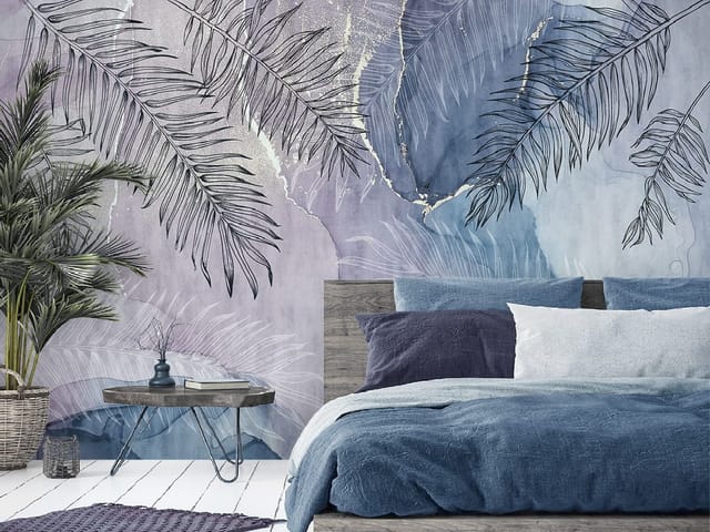 Fototapeta z dużymi liśćmi palmowymi na tle w fioletowych i niebieskich odcieniach