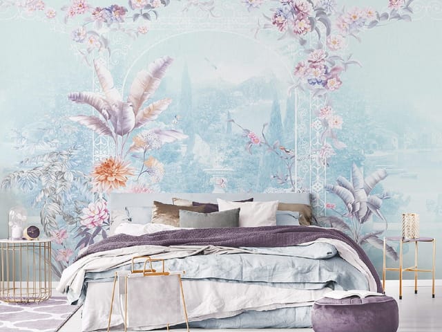 Fototapeta z kwiatami, pawiem i dekoracyjnym łukiem w ogrodzie