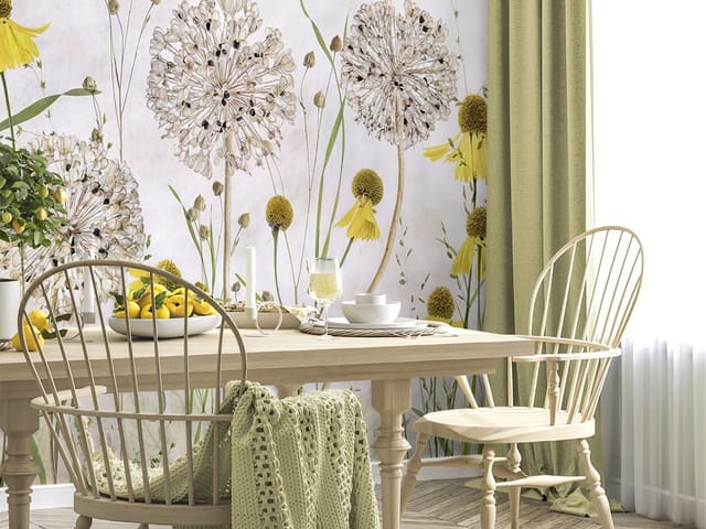 Fototapeta z dużymi dmuchawcami i żółtymi kwiatami na jasnym tle