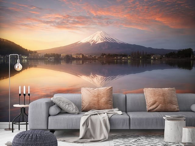 Fototapeta z górą odbijającą się w jeziorze, zabudowaniami i kolorowym niebem