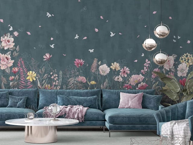 Fototapeta z różnorodnymi kwiatami na ciemnoniebieskim tle, unoszące się płatki