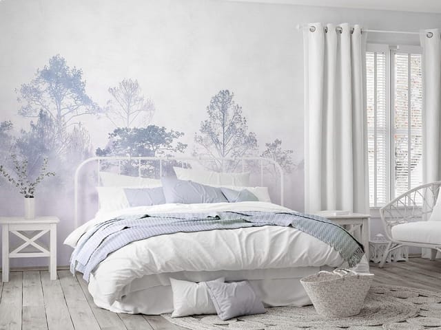 Fototapeta przedstawiająca drzewa w gęstej mgle z jasnym tłem i delikatnymi konturami