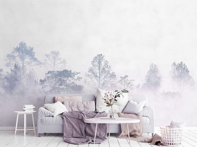 Fototapeta przedstawiająca drzewa w gęstej mgle z jasnym tłem i delikatnymi konturami