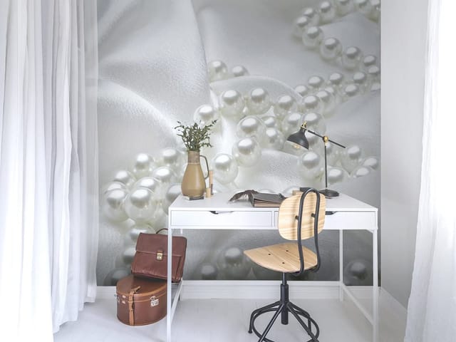 Fototapeta z perłami na białej, lekko pofałdowanej tkaninie