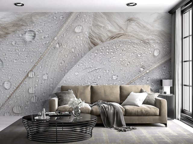 Fototapeta z dwoma dużymi piórami pokrytymi kroplami wody na jasnym tle