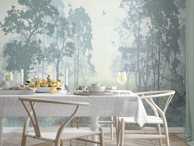 Fototapeta przedstawiająca gęsty las z wysokimi drzewami i ptakami w mglistej atmosferze