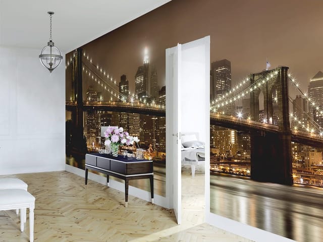 Fototapeta przedstawiająca oświetlony most nad rzeką z wieżowcami w tle