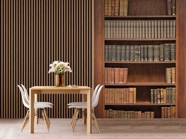 Fototapeta regały z książkami – drewniana biblioteczka z książkami