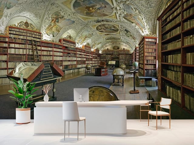 Fototapeta regały z książkami – wielka biblioteka z wysokimi regałami pełnymi książek i ozdobnym sufitem z freskami