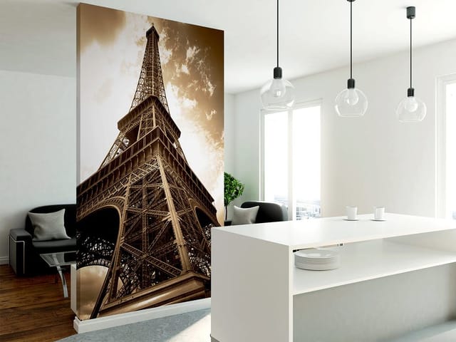 Fototapeta z perspektywą Wieży Eiffla widzianej z dołu, częściowo zachmurzone niebo