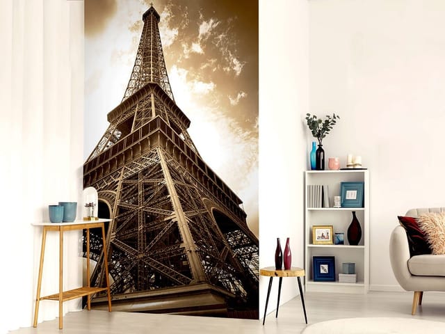 Fototapeta z perspektywą Wieży Eiffla widzianej z dołu, częściowo zachmurzone niebo