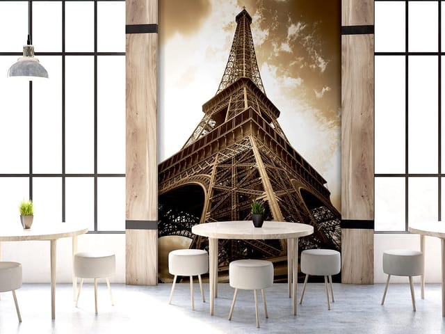 Fototapeta z perspektywą Wieży Eiffla widzianej z dołu, częściowo zachmurzone niebo