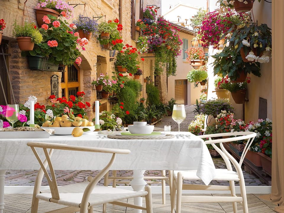 Fototapeta Uliczka z Kwiatami i Kamiennymi Ścianami we wnętrzu kuchni