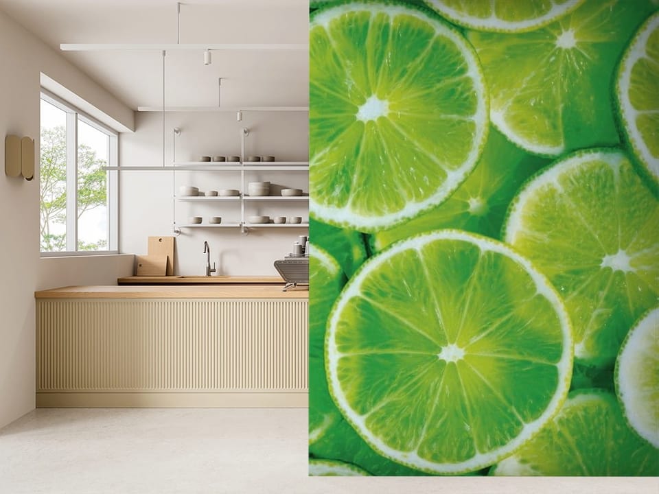 Fototapeta z plastrami zielonej limonki, jasnozielone wnętrze i zielone skórki - ściana akcentowa w kuchni