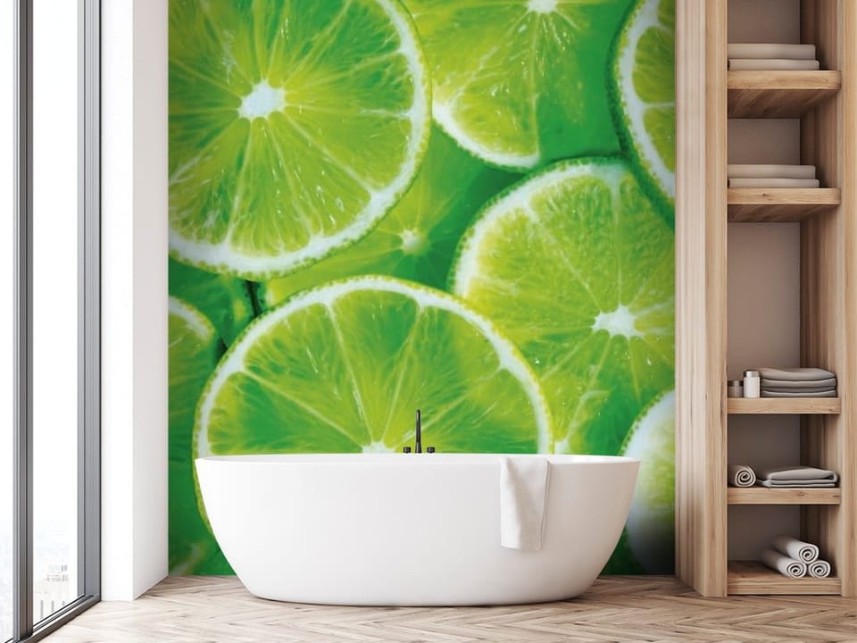 Fototapeta z plastrami zielonej limonki, jasnozielone wnętrze i zielone skórki - aranżacja w nowoczesnej łazience