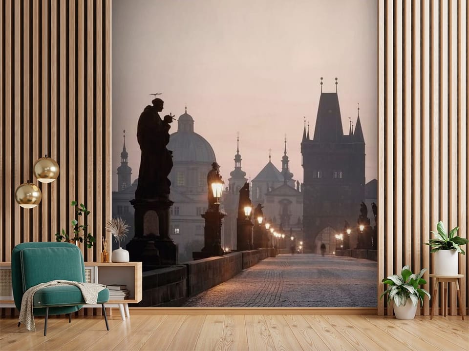 Fototapeta z kamiennym mostem, rzeźbami i latarniami na tle kopuł i wież - aranżacja w przedpokoju w połączeniu z lamelami ściennymi