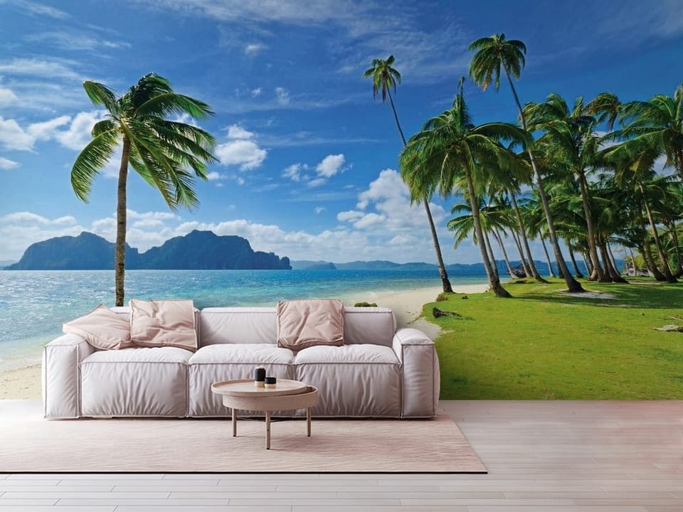 Fototapeta z piaszczystą plażą, palmami i oceanem w tle - aranżacja przytulnego salonu w jasnych kolorach