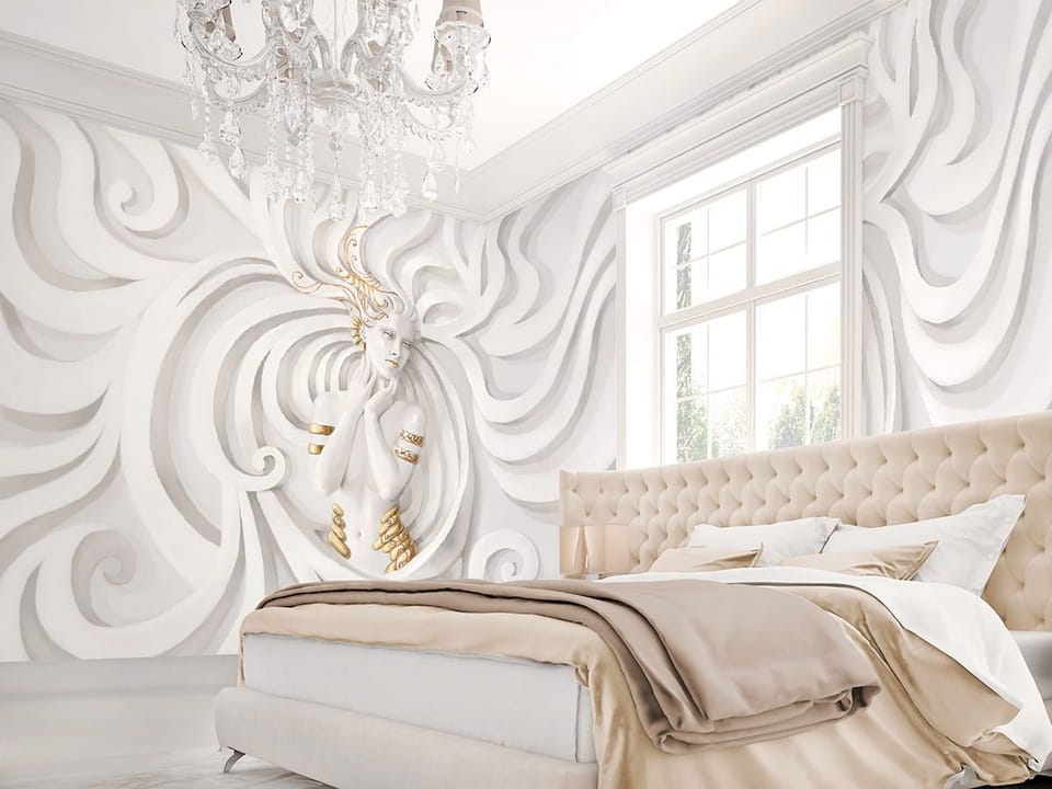 Fototapeta Kobieta z długimi włosami i złotymi ozdobami we wnętrzu sypialni