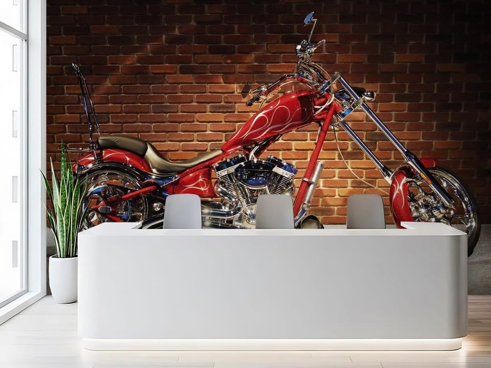 Fototapeta z czerwonym motocyklem na tle ceglanej ściany i jasnej podłogi - aranżacja ściany w biurze za ladą recepcyjną