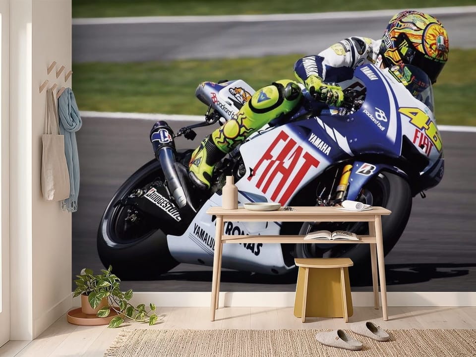 Fototapeta z motocyklem wyścigowym na torze, kierowca w kolorowym kombinezonie - inspiracja do przytulnego przedpokoju