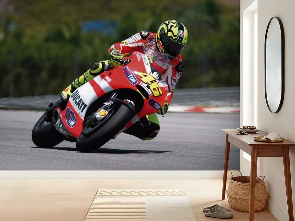 Fototapeta z motocyklem wyścigowym i kierowcą na torze - inspiracji do minimalistycznego przedpokoju