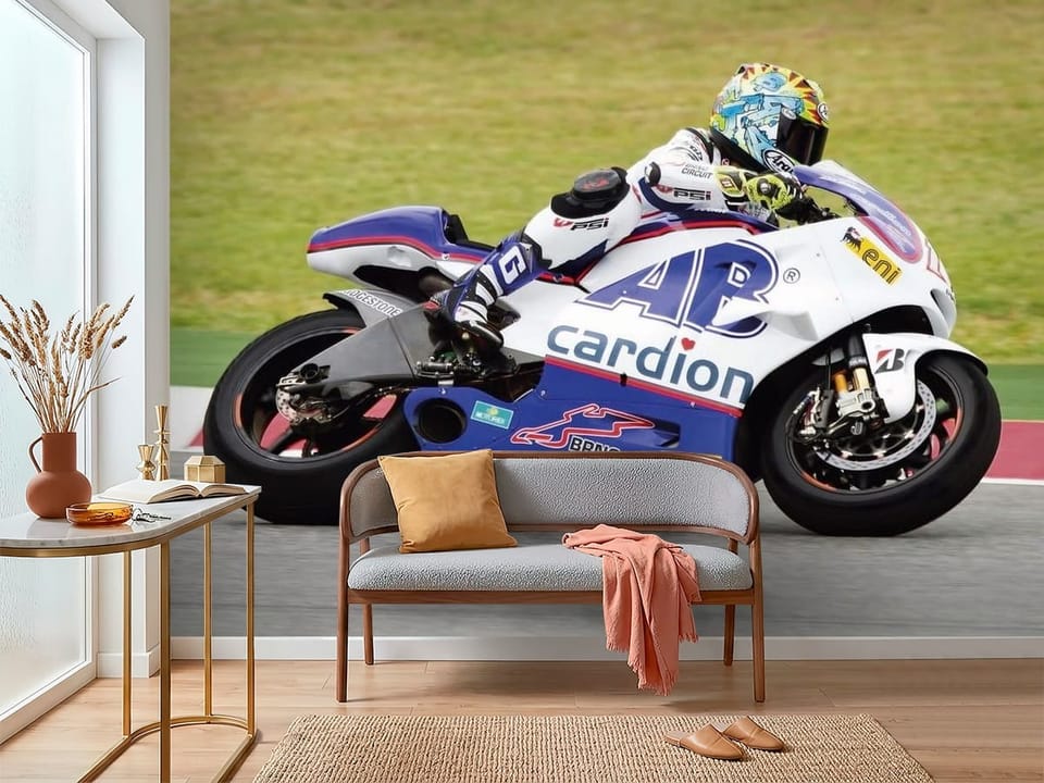 Fototapeta z motocyklem wyścigowym na torze i zieloną trawą - inspiracja do nowoczesnego przedpokoju