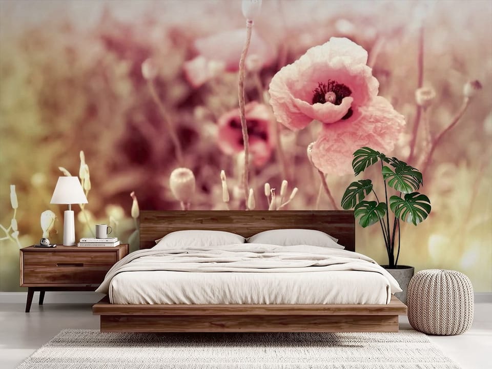 Fototapeta z dużym makiem i pastelowym tłem łąki - sypialnia boho z łóżkiem drewnianym