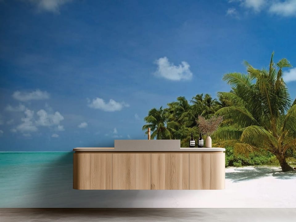 Fototapeta przedstawiająca plażę z palmami, turkusowy ocean i błękitne niebo - aranżacja za minimalistyczną umywalką w łazience