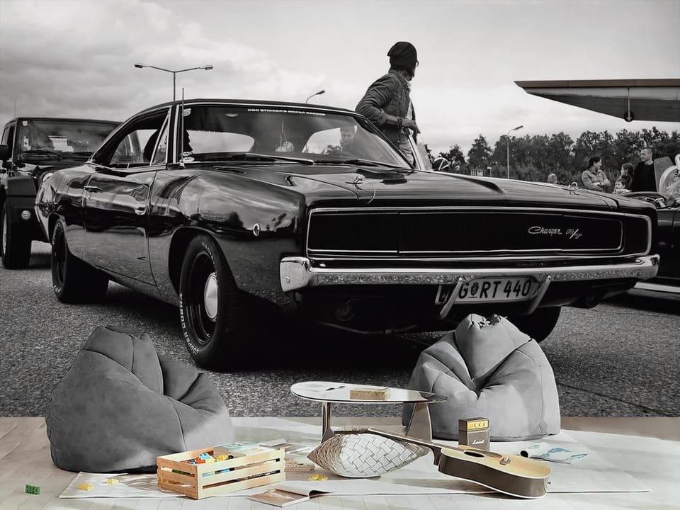 Fototapeta z klasycznym samochodem na parkingu, z osobą obok i grupą ludzi w tle - inspiracja do pokoju nastolatka