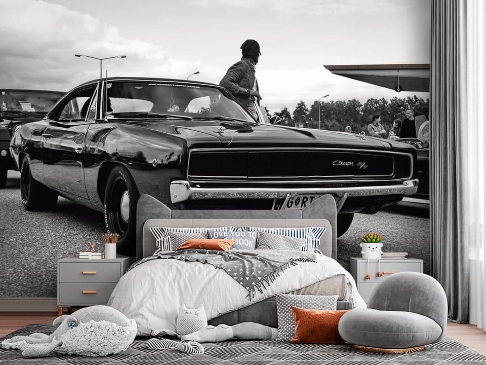 Fototapeta z klasycznym samochodem na parkingu, z osobą obok i grupą ludzi w tle - widok za łóżkiem w pokoju nastolatka