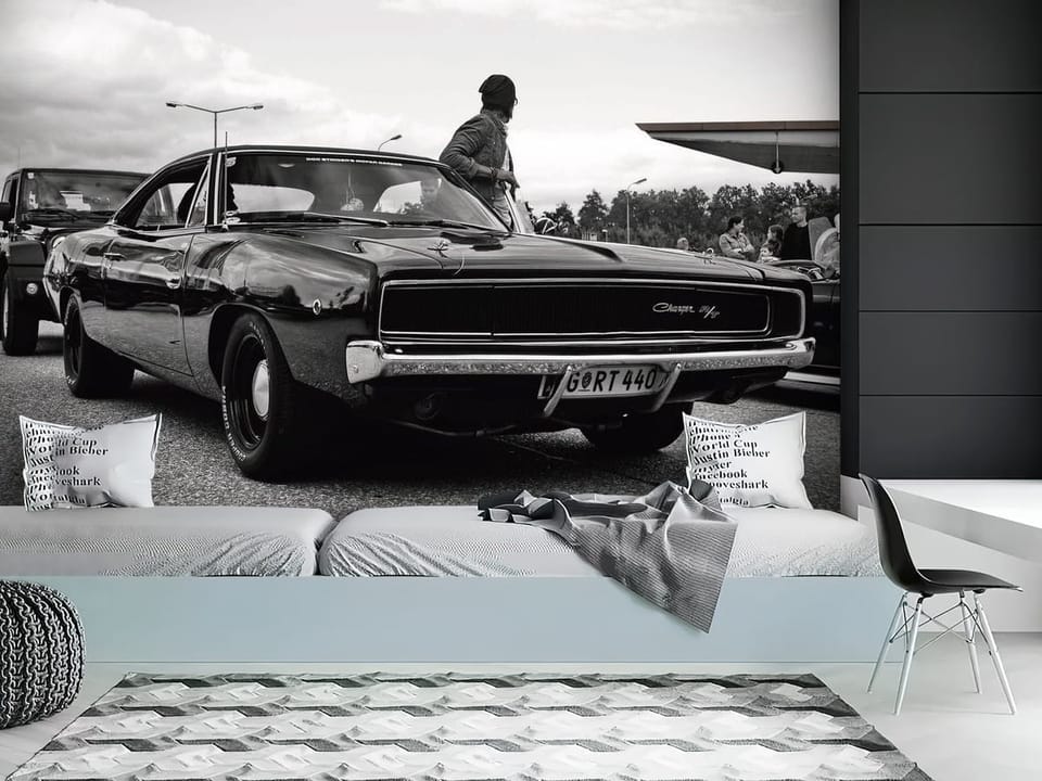 Fototapeta z klasycznym samochodem na parkingu, z osobą obok i grupą ludzi w tle - nowoczesne wnętrze w pokoju nastolatka