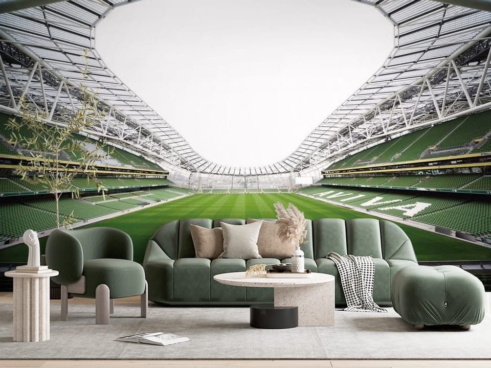 Fototapeta z wnętrzem stadionu piłkarskiego z zieloną murawą i przeszklonym dachem - minimalistyczna przestrzeń z subtelną dekoracją w salonie