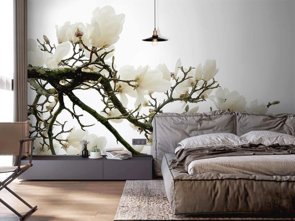 Fototapeta Gałąź magnolii na jasnym tle we wnętrzu sypialni