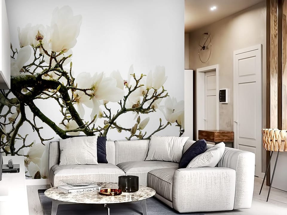 Fototapeta Gałąź magnolii na jasnym tle we wnętrzu salonu