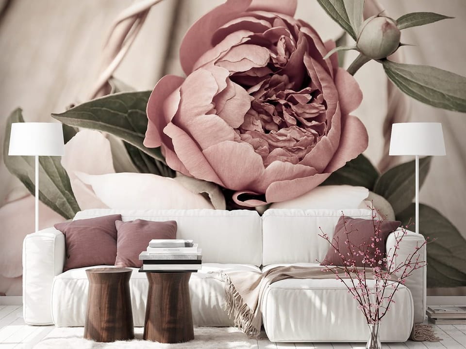 Fototapeta Bukiet różowych piwonii we wnętrzu salonu