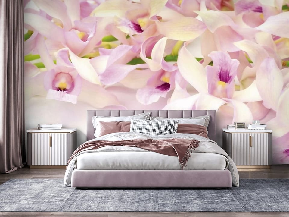Fototapeta z jasnoróżowymi kwiatami orchidei na jasnym tle - nowoczesna aranżacja za łóżkiem w sypialni