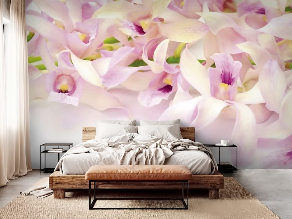 Fototapeta z jasnoróżowymi kwiatami orchidei na jasnym tle - aranżacja ściany w sypialni