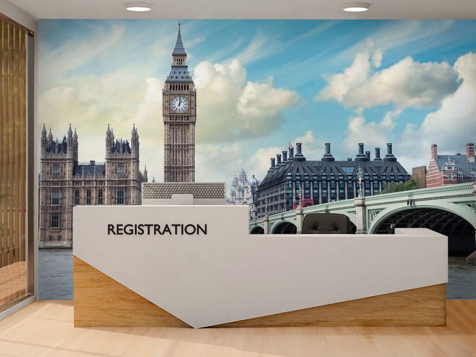 Fototapeta przedstawiająca londyńską wieżę zegarową i most nad rzeką z budynkami w tle - ściana za ladą recepcyjną w noworzesnym biurze