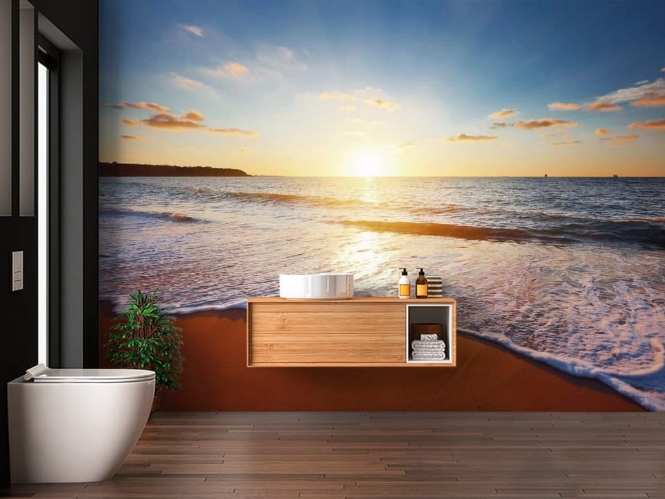 Fototapeta z zachodem słońca nad morzem, złota plaża i fale - piękna aranżacja w łazience