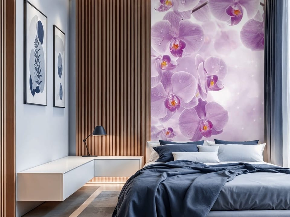 Fototapeta z fioletowymi orchideami pokrytymi kroplami wody na jasnym tle - nowoczesna inspiracja do sypialni