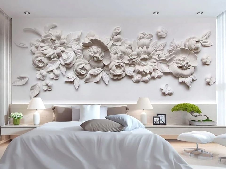 Fototapeta Dekoracyjny relief z kwiatami we wnętrzu sypialni