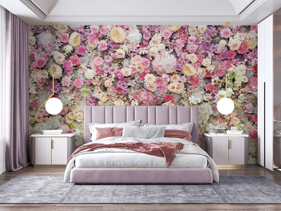 Fototapeta Kwiatowa ściana z różami i hortensjami we wnętrzu sypialni