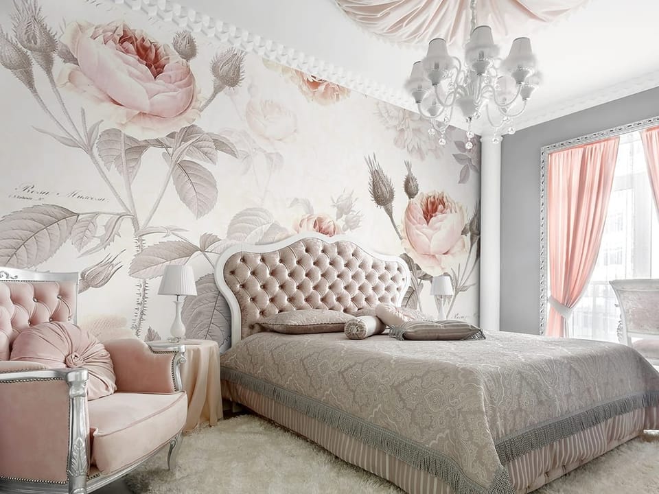 Fototapeta Różowe róże na jasnym tle we wnętrzu sypialni