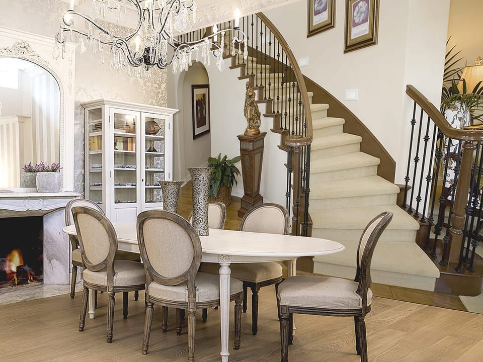 Fototapeta Drewniane schody z białą ścianą we wnętrzu kuchni