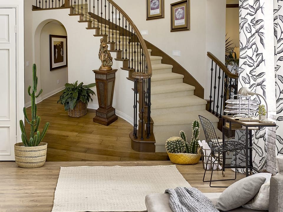 Fototapeta Drewniane schody z białą ścianą we wnętrzu salonu