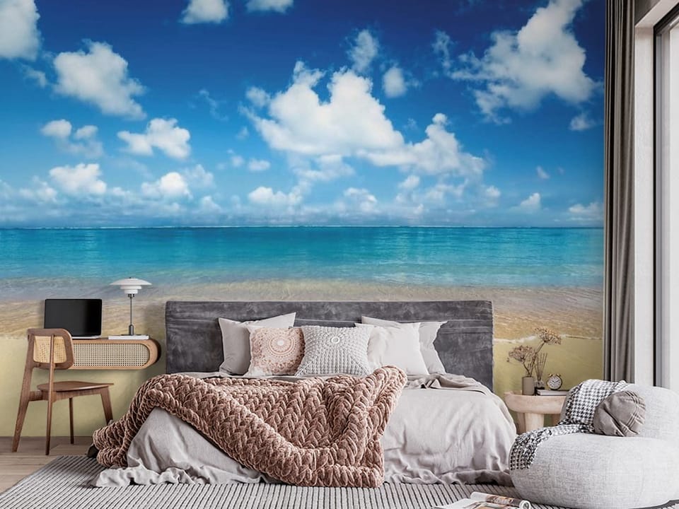 Fototapeta z piaszczystą plażą i błękitnym morzem pod jasnym niebem - sypialnia w stylu klasycznym z dużym oknem