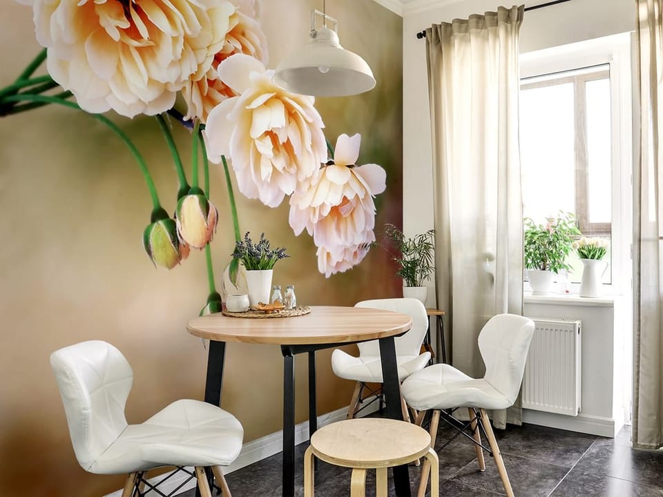 Fototapeta Róże w pełnym rozkwicie we wnętrzu kuchni