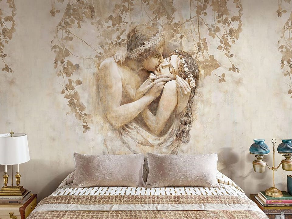 Fototapeta Para w objęciach z liśćmi we wnętrzu sypialni